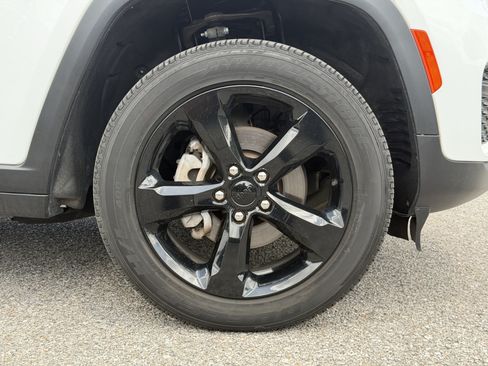 Used 2023 Jeep Grand Cherokee Altitude AWD/4WD image 13