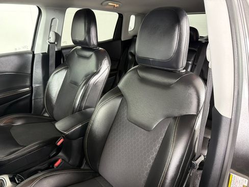 Used 2018 Jeep Compass Latitude w/ Cold Weather Group AWD/4WD image 10