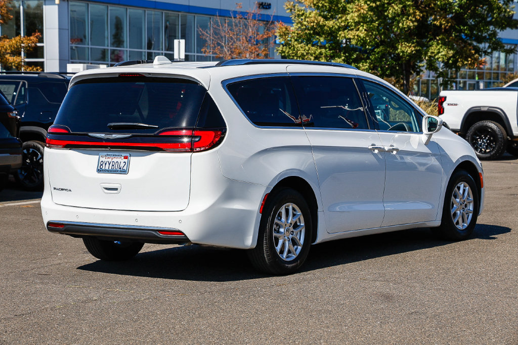 Used 2021 Chrysler Pacifica Touring-L FWD image 4