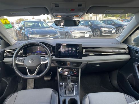 Used 2025 Volkswagen Jetta SE image 33