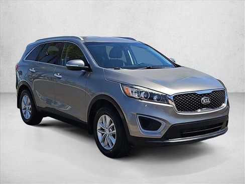 Used 2018 Kia Sorento FWD image 3