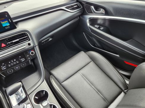 Used 2025 Genesis G70 2.5T image 15