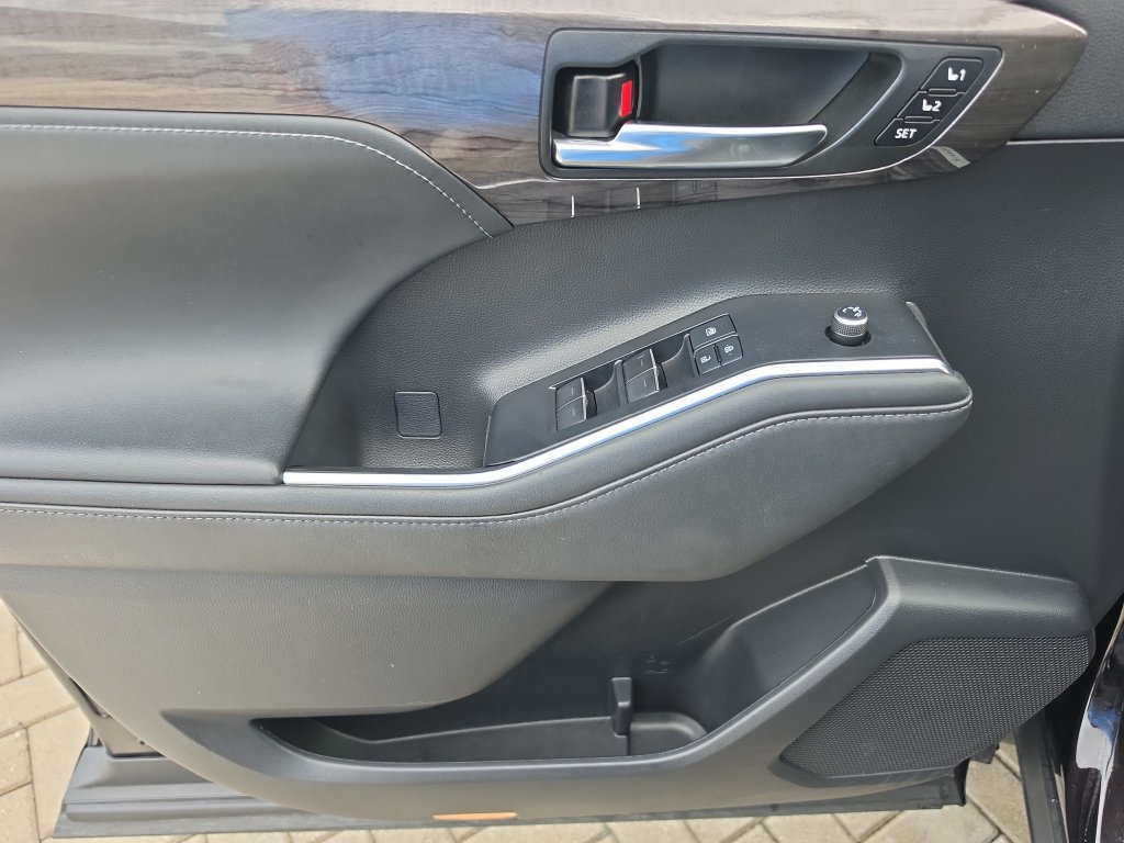 Used 2022 Toyota Highlander Limited AWD/4WD image 16