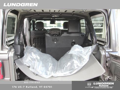 Used 2022 Jeep Wrangler Unlimited Rubicon w/ Dual Top Group AWD/4WD image 15