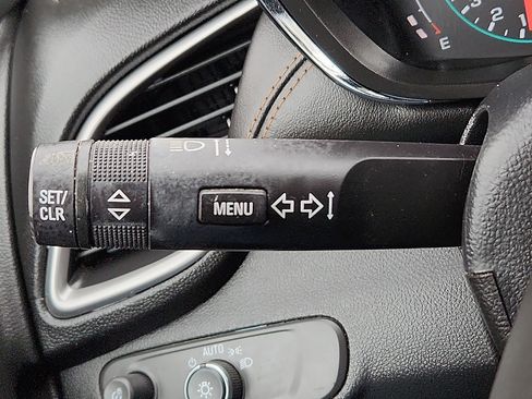 Used 2022 Chevrolet Trax LT w/ LT Convenience Package image 16