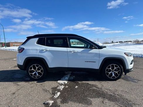 Used 2025 Jeep Compass Limited image 7