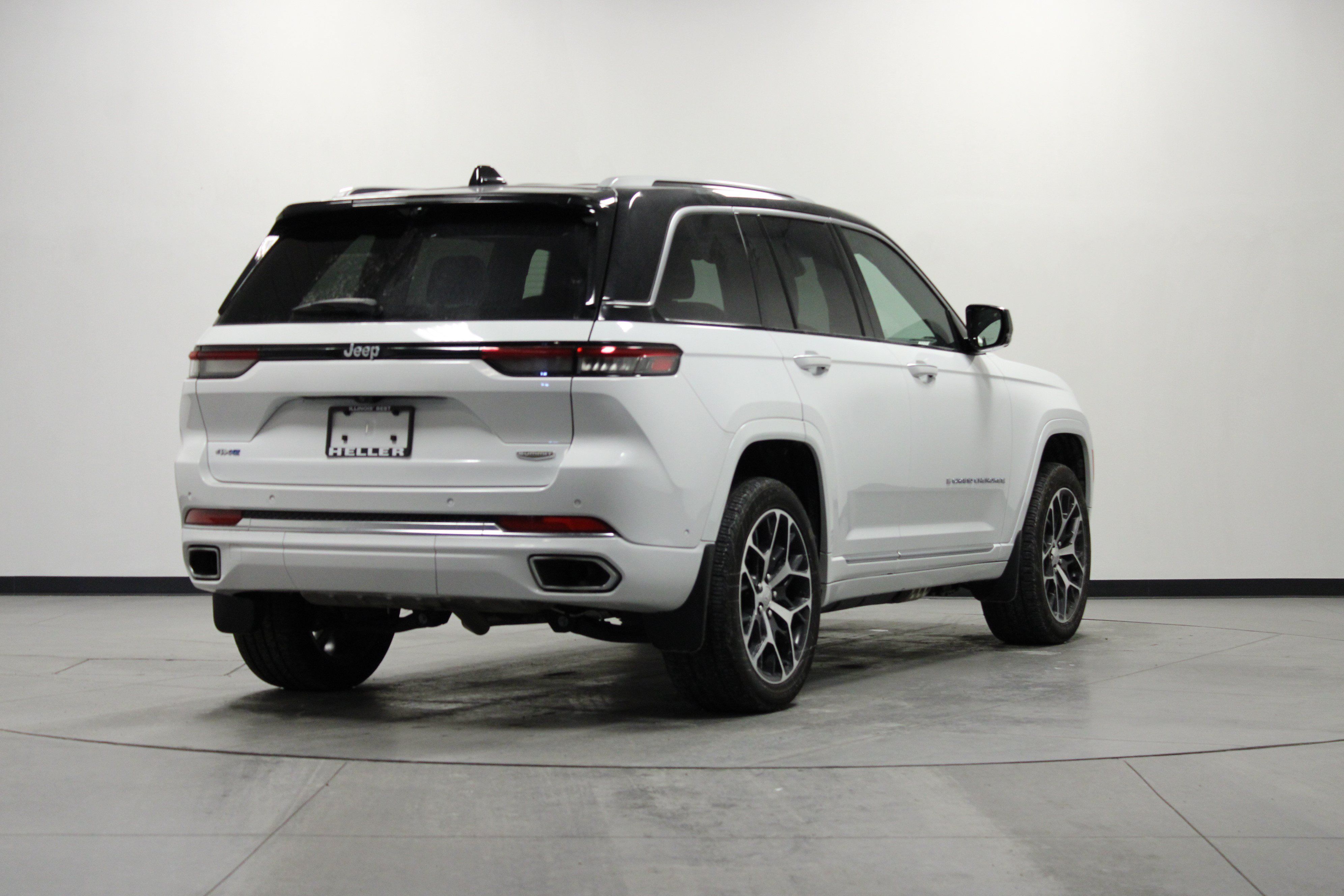 Used 2024 Jeep Grand Cherokee Summit AWD/4WD image 4