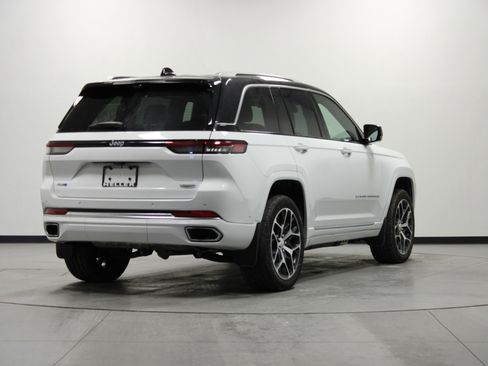 Used 2024 Jeep Grand Cherokee Summit image 4