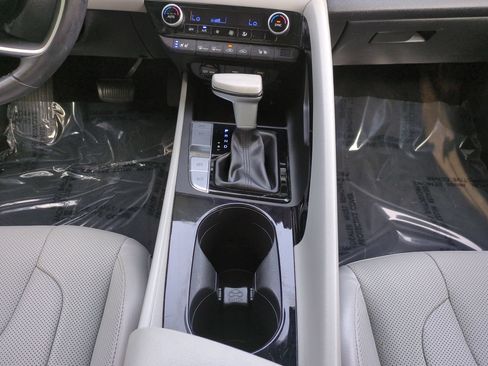 Used 2023 Hyundai Elantra Limited w/ Preferred Accessory Package FWD image 18