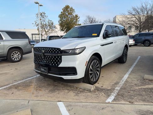 Used 2025 Lincoln Navigator Black Label image 2