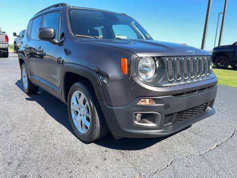 Used 2018 Jeep Renegade Latitude FWD image 3