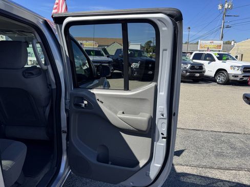 Used 2011 Nissan Frontier SV AWD/4WD image 32