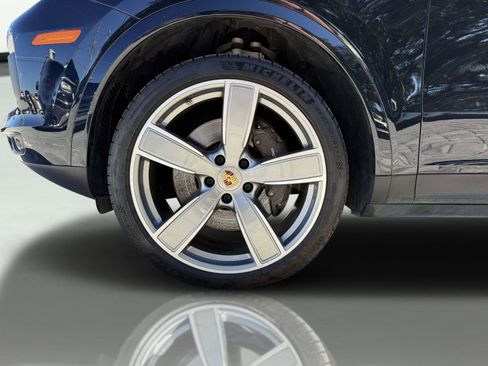 Used 2023 Porsche Cayenne Platinum Edition image 20