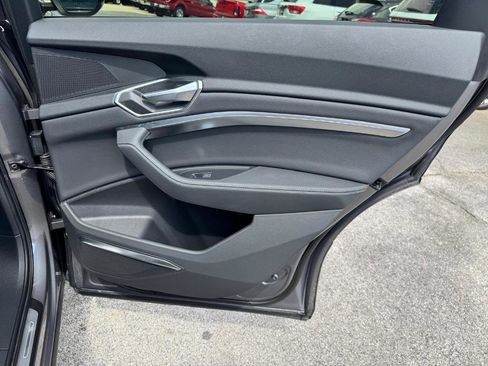 Used 2021 Audi e-tron Premium Plus w/ Premium Plus Package image 23