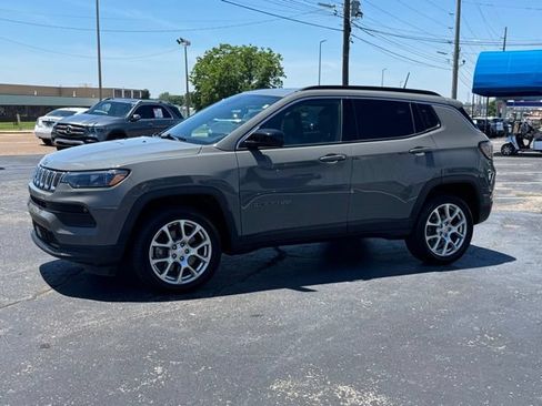 Used 2023 Jeep Compass Latitude w/ Sun and Sound Group AWD/4WD image 3