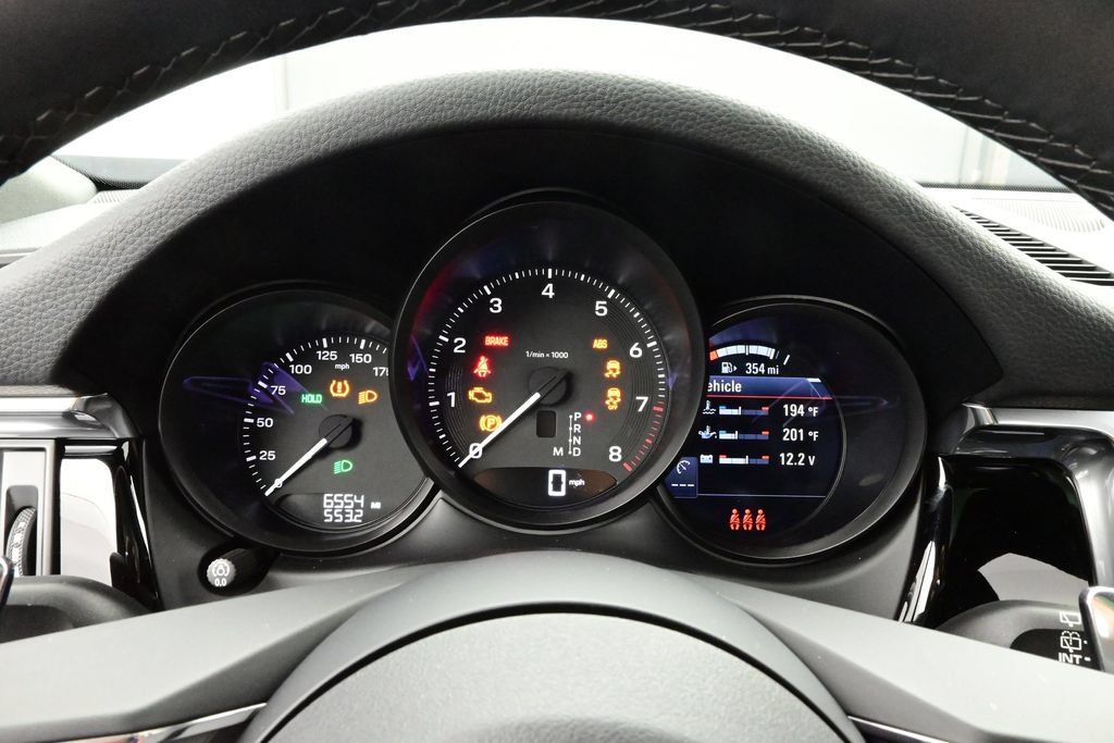 Certified 2025 Porsche Macan AWD/4WD image 9