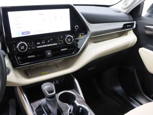 Used 2023 Toyota Highlander Limited image 16