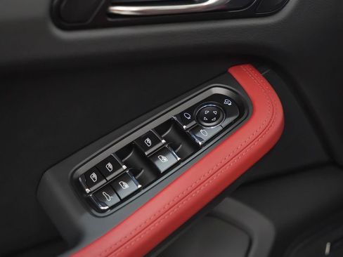 Certified 2025 Porsche Macan image 23