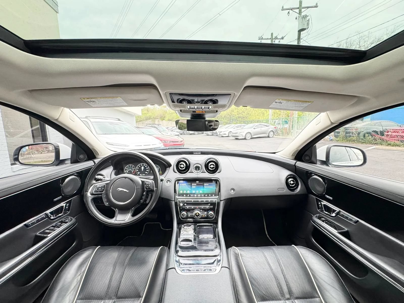 Used 2019 Jaguar XJ R-Sport RWD image 18
