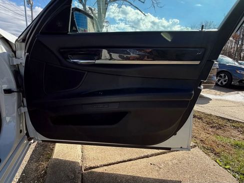 Used 2013 BMW 750i xDrive AWD/4WD image 16
