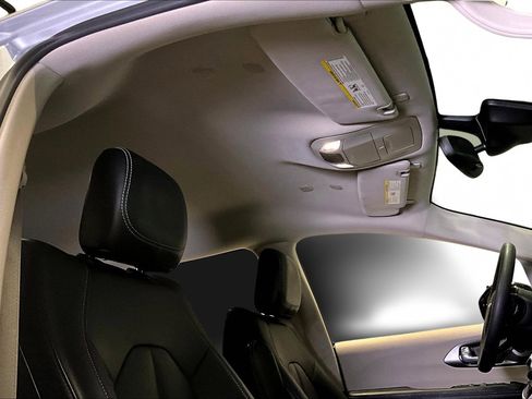 Used 2024 Chrysler Pacifica Select image 28