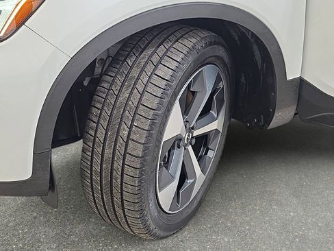 Used 2023 Volvo XC40 B5 Plus AWD/4WD image 32
