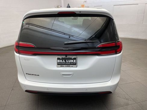 New 2026 Chrysler Pacifica Select image 4