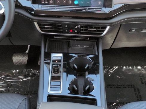Used 2025 Volkswagen Atlas SE FWD image 18