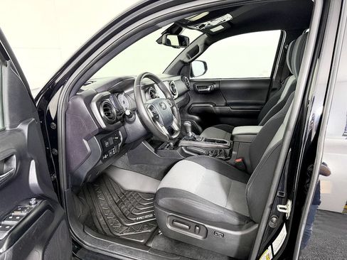 Used 2020 Toyota Tacoma TRD Off-Road w/ Technology Package AWD/4WD image 31