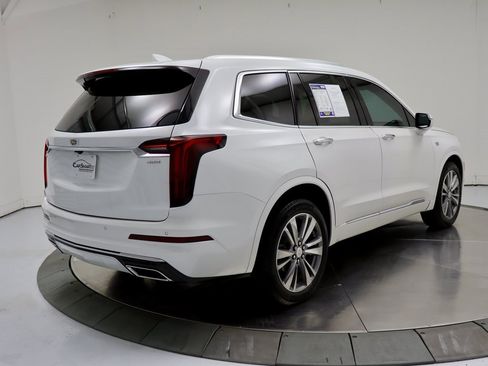 Used 2022 Cadillac XT6 Premium Luxury image 5