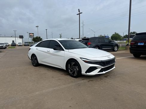 Used 2025 Hyundai Elantra Sport FWD image 3