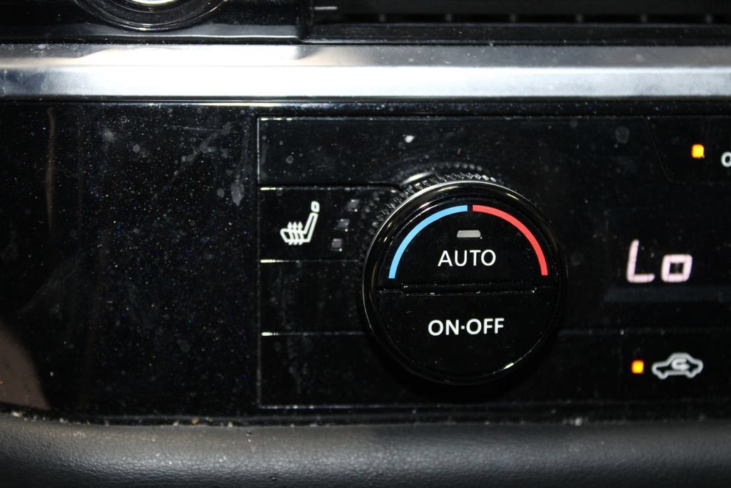 Used 2025 Nissan Pathfinder SL FWD image 33