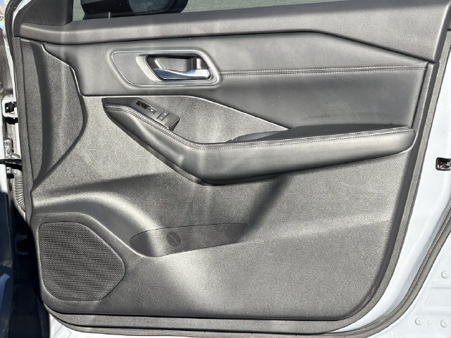 Certified 2025 Nissan Rogue Platinum AWD/4WD image 16