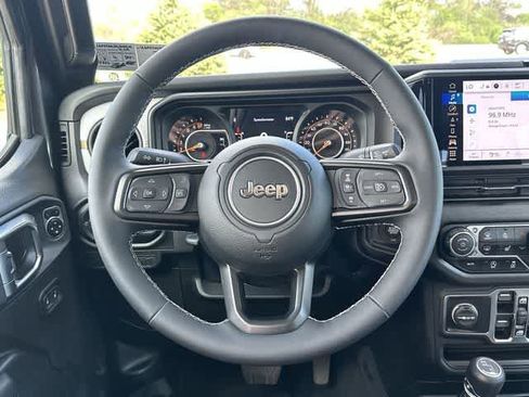 Used 2025 Jeep Gladiator Sport AWD/4WD image 7