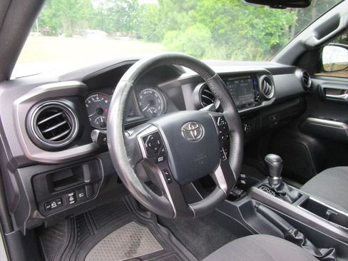 Used 2018 Toyota Tacoma TRD Off-Road AWD/4WD image 20