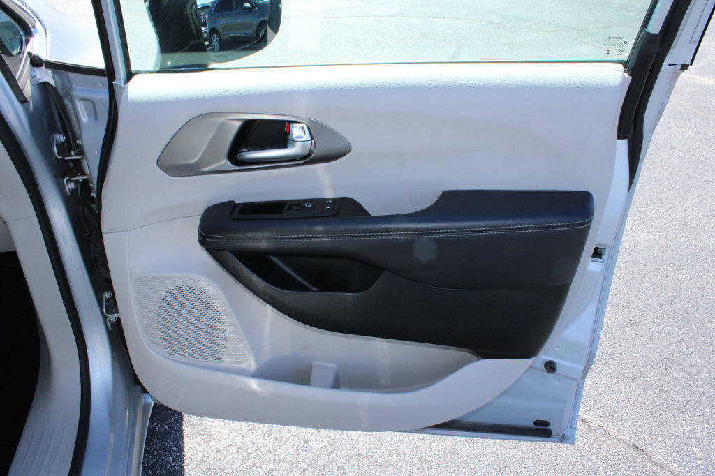 Used 2024 Chrysler Pacifica Touring-L FWD image 27