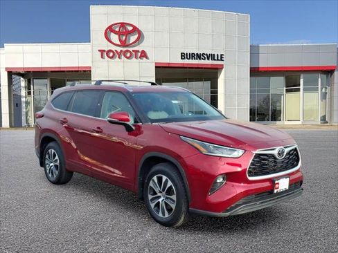 Certified 2021 Toyota Highlander XLE AWD/4WD image 1