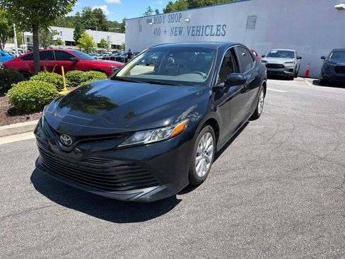 Used 2018 Toyota Camry LE FWD image 3