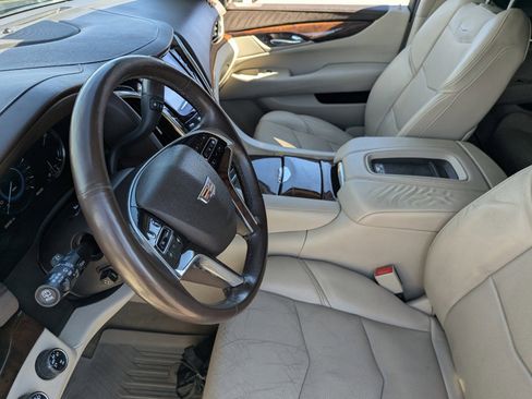 Used 2016 Cadillac Escalade Luxury image 23