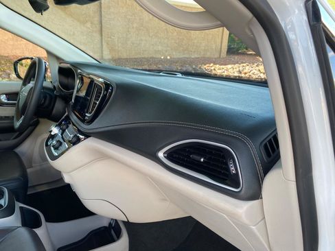Used 2024 Chrysler Pacifica Limited FWD image 41
