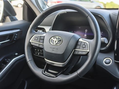 Used 2024 Toyota Highlander Platinum image 14