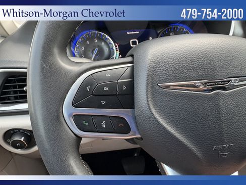 Used 2023 Chrysler Pacifica Touring-L FWD image 16