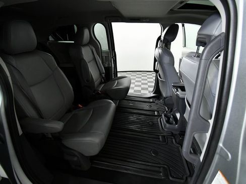 Used 2021 Toyota Sienna XLE image 25