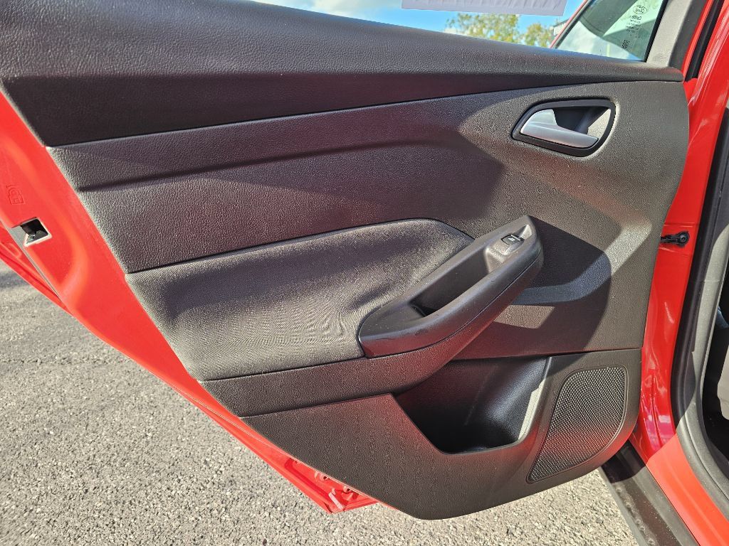 Used 2016 Ford Focus SE w/ Equipment Group 201A FWD image 40