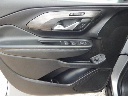 Used 2024 GMC Terrain SLT image 16