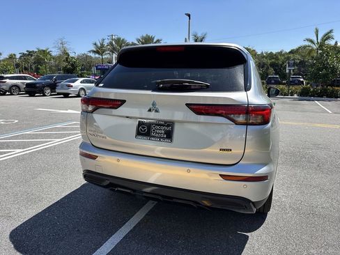 Used 2022 Mitsubishi Outlander SE image 26