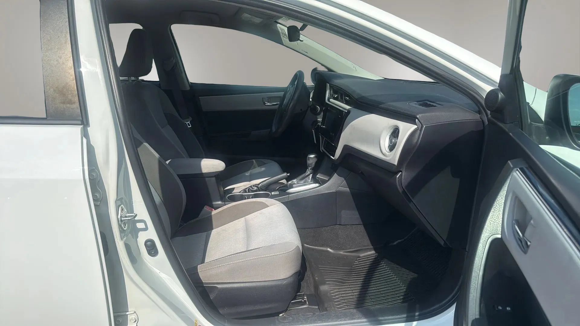 Used 2017 Toyota Corolla LE FWD image 8