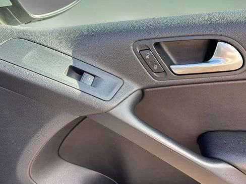 Used 2016 Volkswagen Tiguan S image 19