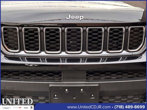 Used 2023 Jeep Grand Cherokee L Laredo image 9