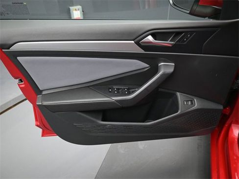 Certified 2025 Volkswagen Jetta SE image 11